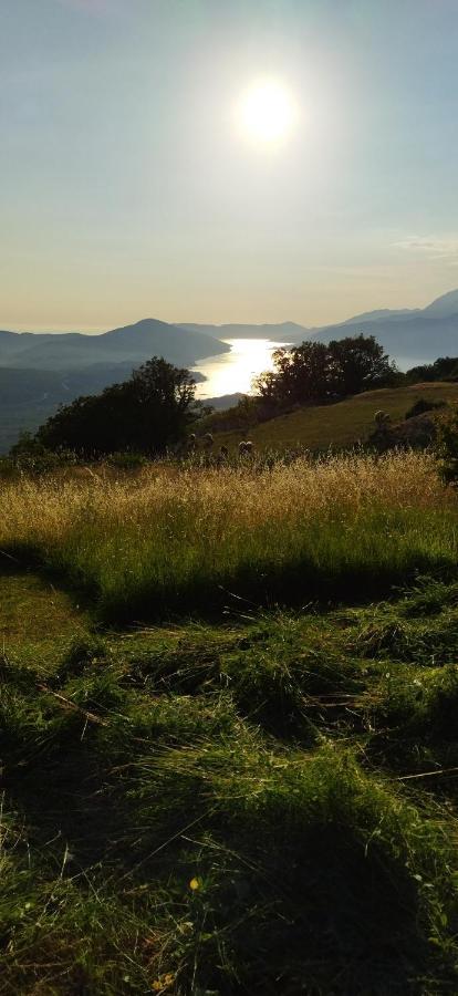 Vujas Village Pleasure Kotor Luaran gambar